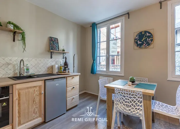 Апартаменты Emeraude Cozy Nest 3 Heart Of Historic District 2 Guests *